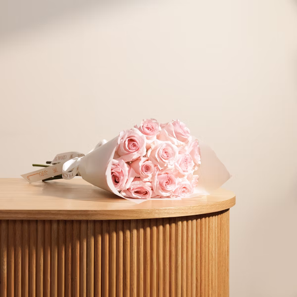 باقة جوري وردي خلابة | 12 زهرة